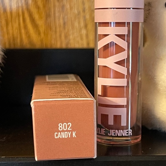 KYLIE COSMETICS High Gloss In 802 Candy K (Warm Pink Nude) - Picture 9 of 9